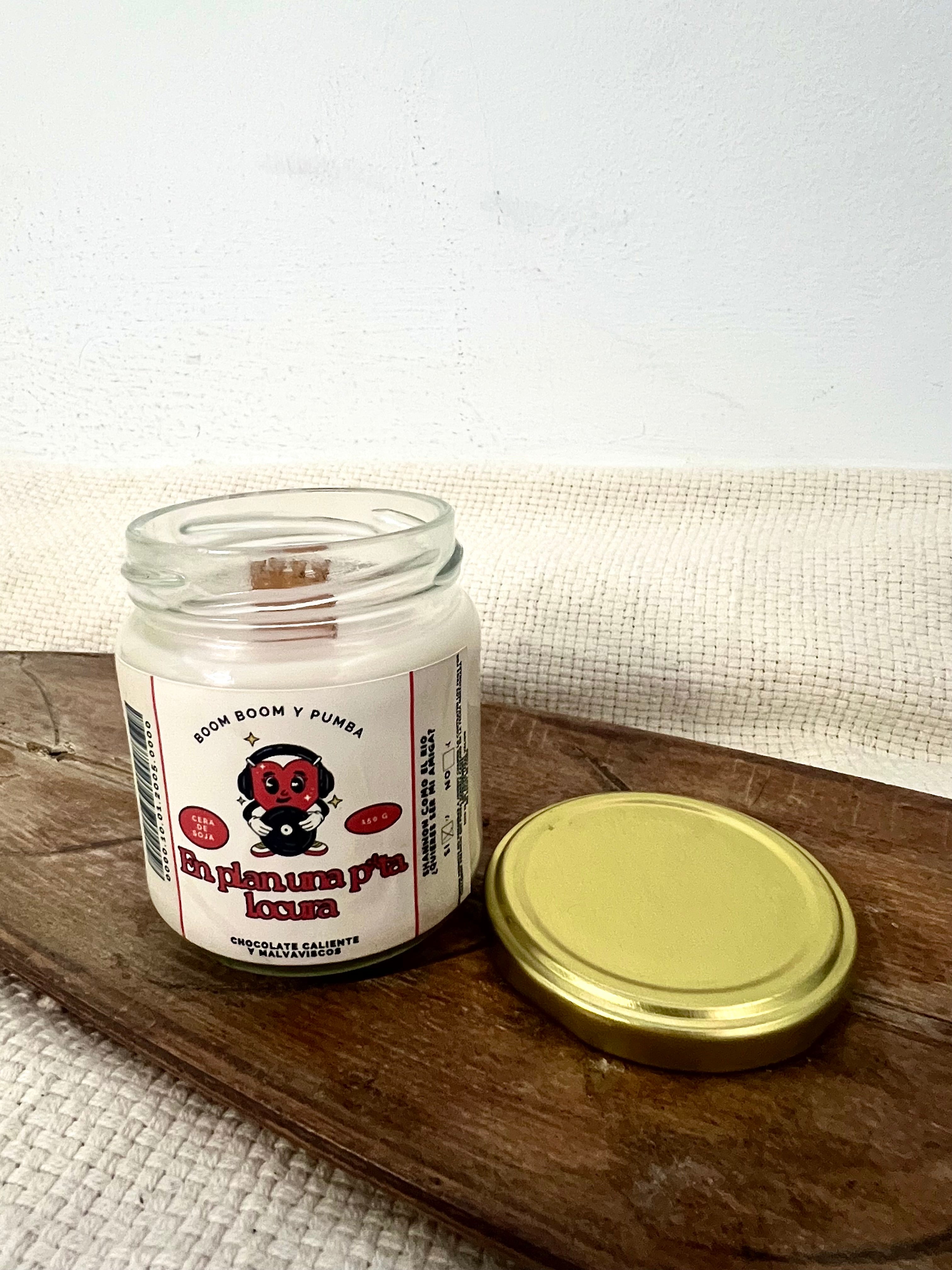 Vela aromática, chocolate caliente y malvaviscos.